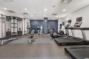 un gimnasio con cintas de correr y equipo cardiovascular en una habitación en Four Points by Sheraton Jacksonville Baymeadows, en Jacksonville