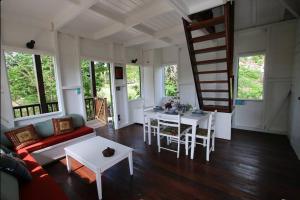 sala de estar con sofá y mesa en Sugar Mountain Cottage, en Saint Mary