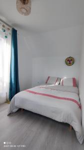Cama en habitación blanca con cama sidx sidx sidx sidx en 2 Bedrooms House with garden and terrasse, en Saint-Cyr-lʼÉcole