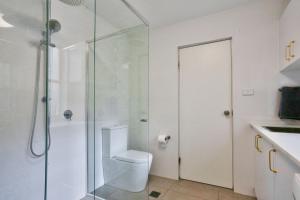 bagno con doccia e servizi igienici. di Ideal 3 Bedroom House in Chippendale with 2 E-Bikes Included a Sydney