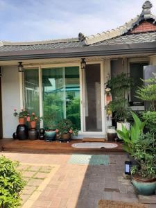 ein Haus mit Topfpflanzen auf der Veranda in der Unterkunft Sodamhang in Damyang in Damyang