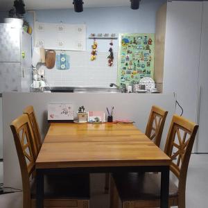eine Küche mit einem Holztisch und Stühlen in der Unterkunft Sodamhang in Damyang in Damyang