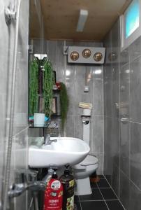 ein Bad mit einem Waschbecken und einem WC in der Unterkunft Sodamhang in Damyang in Damyang