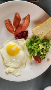 une assiette avec un œuf, un sandwich et un toast dans l'établissement Khumug Tour Resort, à Yoliin Hural