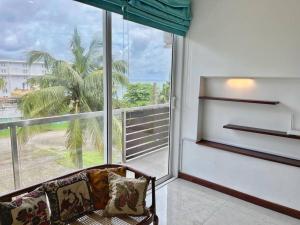 - un salon avec un canapé et une grande fenêtre dans l'établissement Mount Avenue IX by Ceylon Spaces, à Watumulla