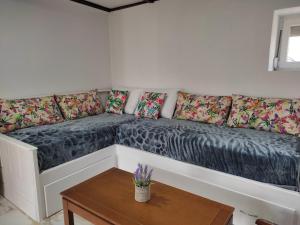 Pefkari Bay House في بيفكاري: أريكة رمادية في غرفة المعيشة مع طاولة +14 صورة