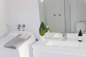 Un baño de CC's @ Byron Self Contained Studio