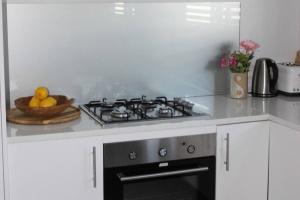Una cocina o kitchenette en CC's @ Byron Self Contained Studio