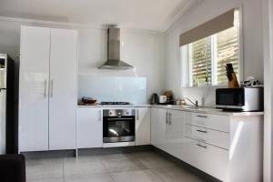Una cocina o kitchenette en CC's @ Byron Self Contained Studio