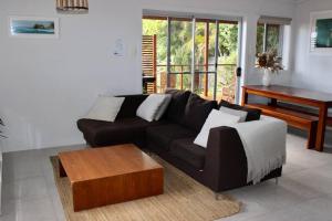 Un lugar para sentarse en CC's @ Byron Self Contained Studio