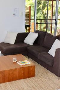 Un lugar para sentarse en CC's @ Byron Self Contained Studio