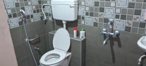 La salle de bains est pourvue de toilettes et d'un lavabo. dans l'établissement PENTHOUSE APARTMENT, à Madurai