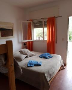 a bedroom with a bed with two towels on it at Hostería La Porteña - La Serranita in La Bolsa