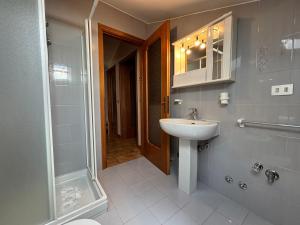uma casa de banho com um lavatório e um chuveiro em Casa Sonia Dongo - Larihome A52 em Dongo