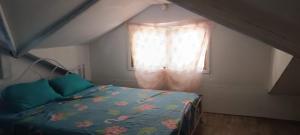 um quarto com uma cama e uma janela em Jorge & Pony House em El Nido