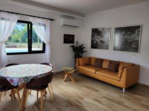 un soggiorno con divano e tavolo di Casa con piscina, High-speed Wi-Fi y vistas a Santa Brígida