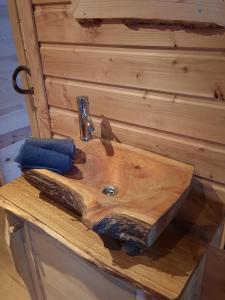 a wooden sink on top of a wooden counter at Le Domaine du Bodseu in Francorchamps