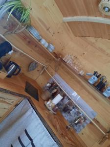 eine Aussicht über einen Holztisch in einem Zimmer in der Unterkunft Le Domaine du Bodseu in Francorchamps