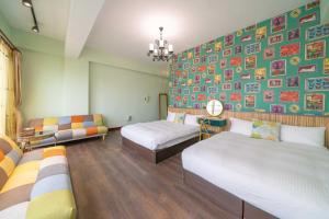 um quarto com duas camas e um sofá em Sunny Homestay em Jian