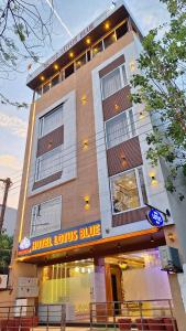 un edificio de hotel con un hotel honores azul en Hotel Lotus Blue By De Tulip en Bhopal