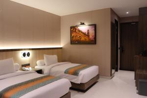 Postel nebo postele na pokoji v ubytování Eno Front One Hotel Semarang
