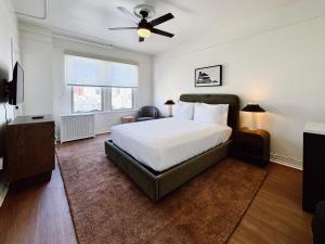 a bedroom with a bed and a ceiling fan at FOUND Hotel Carlton, Nob Hill in San Francisco