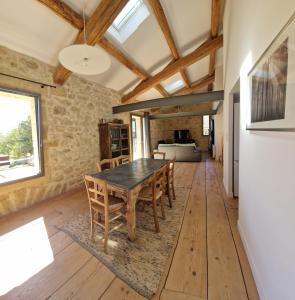 A seating area at Appartement dans un mas provençal rénové