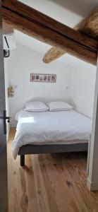 A bed or beds in a room at Appartement dans un mas provençal rénové