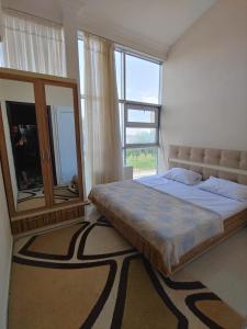 een slaapkamer met een groot bed en een groot raam bij Lahore Hotel Baku in Baku