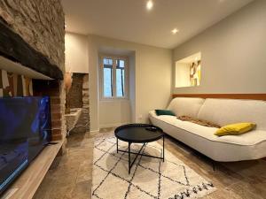 Μια τηλεόραση ή/και κέντρο ψυχαγωγίας στο Maison avec cour intérieure