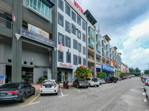 a city street with parked cars and buildings at OYO 89492 Carlton Inn Bukit Ubi in Kuantan