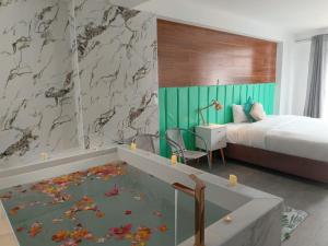 een hotelkamer met een bed en een bureau en een bed en een slaapkamer bij Jacuzzi Hotel Cusco in Cuzco