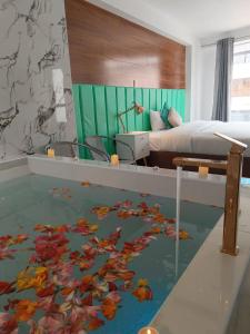 een slaapkamer met een bed en een zwembad met water bij Jacuzzi Hotel Cusco in Cuzco