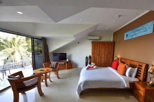 TV a/nebo společenská místnost v ubytování Crown Beach Hotel Seychelles