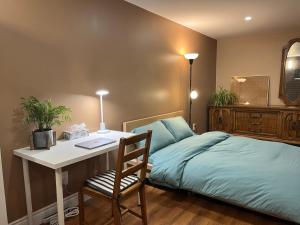 1 dormitorio con 1 cama y escritorio con ordenador portátil en Entire Basement Apartment in Mississauga, Etobicoke, en Mississauga