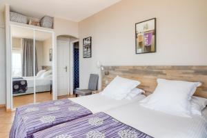 Postel nebo postele na pokoji v ubytování Roc Hotel - Hôtel 4 étoiles les pieds dans l'eau