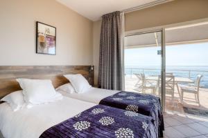 Postel nebo postele na pokoji v ubytování Roc Hotel - Hôtel 4 étoiles les pieds dans l'eau