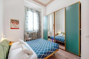 1 Schlafzimmer mit 2 Betten und einem großen Glasschrank in der Unterkunft Casa Olimpia in Savona
