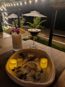Le Shelby Samui Beach Resort Cottage في كوه ساموي: طبق من الطعام ومشروب على طاولة