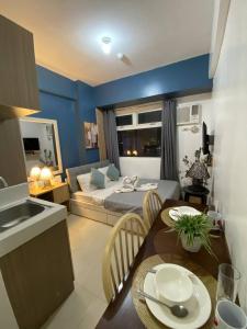 una camera con letto e tavolo e una cucina di Affordable Staycation Studio Rooms Edsa Shaw MRT Greenfield Near Ortigas and Pasig F Residences and Urban deca Shaw a Manila