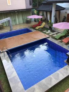 - une grande piscine d'eau bleue dans la cour dans l'établissement Forest green resort, à Lipa
