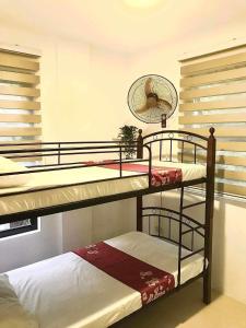 Ce dortoir comprend 2 lits superposés et un ventilateur. dans l'établissement Forest green resort, à Lipa