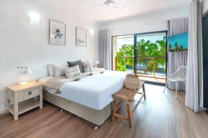 A bed or beds in a room at Haven on Hamilton Island -private apartment with views & buggy Fully Renovated in 2023