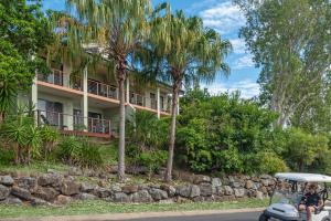 A garden outside Haven on Hamilton Island -private apartment with views & buggy Fully Renovated in 2023