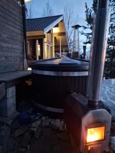 a hot tub in a backyard with a lit candle at Villa Laiskajaakko in Vimpeli