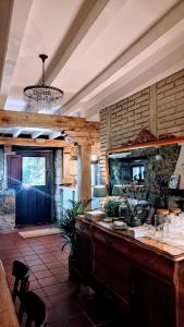 una cucina con bancone in una camera di Posada La Dalia a Castillo-Pedroso