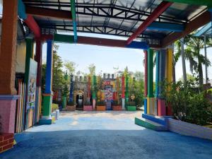 una entrada a un parque infantil con un colorido en OYO 89849 Sekin Hotel And Resort, en Kuala Selangor