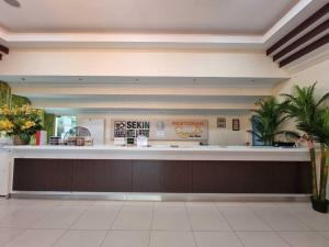 un restaurante con barra en el vestíbulo en OYO 89849 Sekin Hotel And Resort, en Kuala Selangor