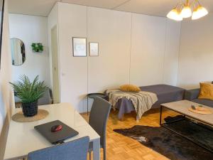 a living room with a couch and a table with a laptop at Tilava 2BR-huoneisto Saunalla in Oulu