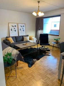 a living room with a couch and a table at Tilava 2BR-huoneisto Saunalla in Oulu